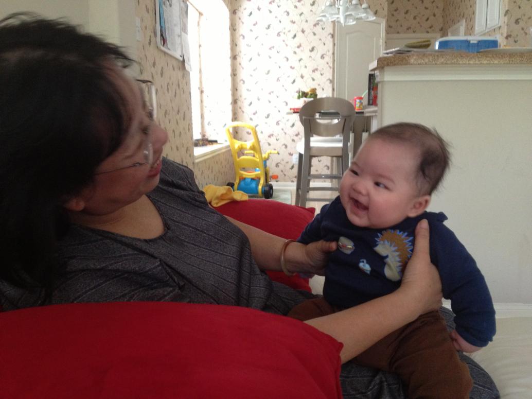 Có Nội ẵm bồng suốt ngày em vui ghê.