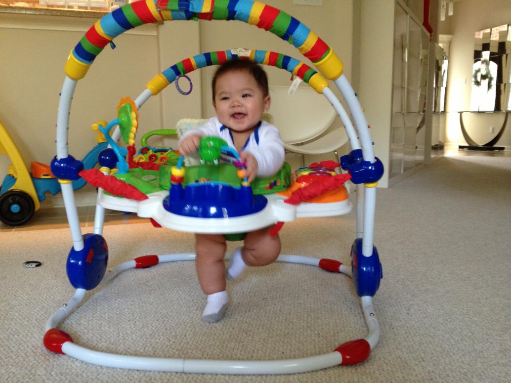 Ngày 12/9/2012 Cúc Ky 5 tháng 3 tuần, ngồi vô ghế nhảy này lần đầu tiên.