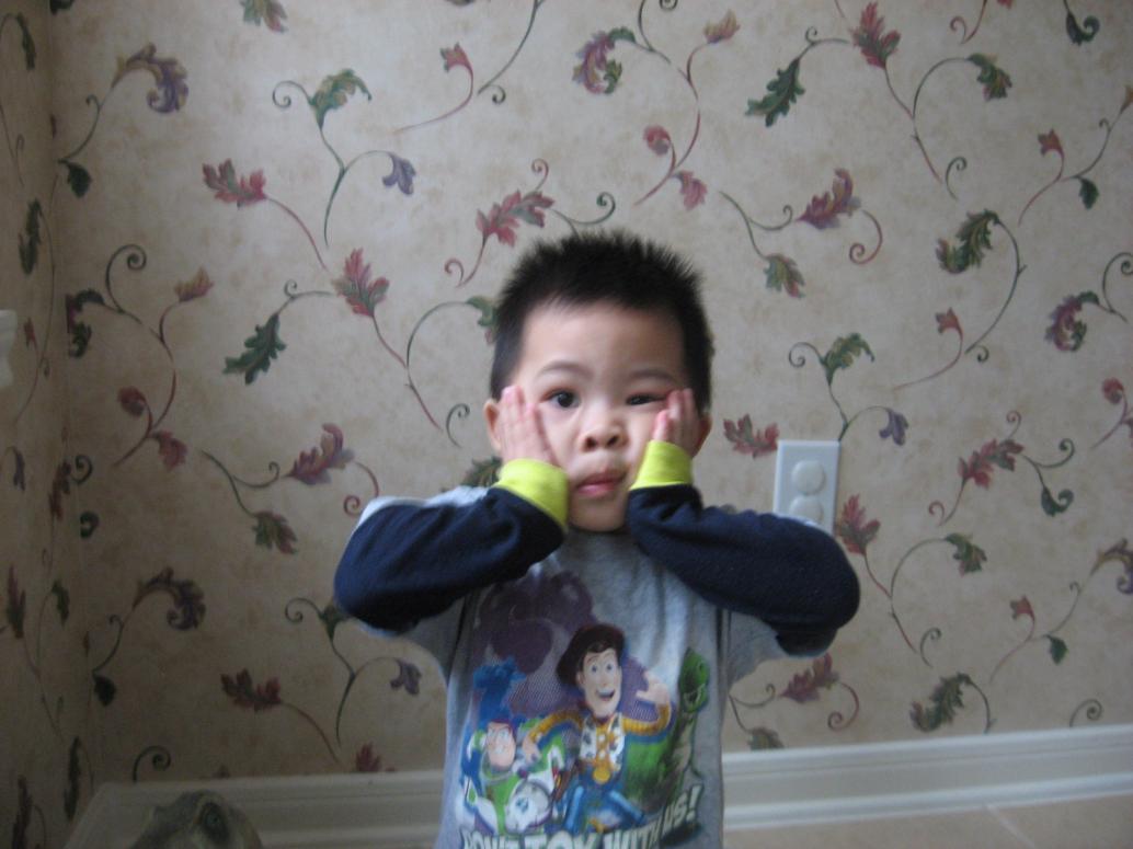 Con có trò mới là làm 'mặt ngáo' cho mọi người coi.