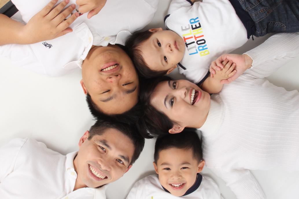 Cả nhà nằm dưới đất dòm ông chụp hình.