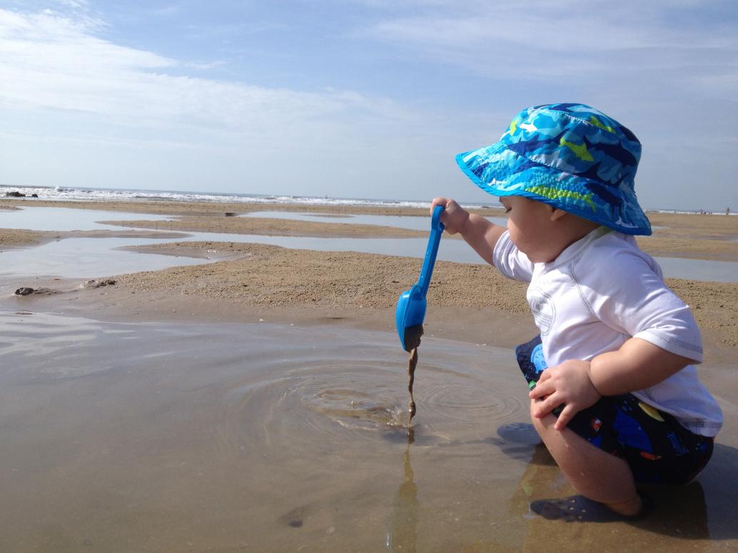 Có mấy vũng nước trước khi ra tới biển nên Cúc Ky tha hồ chơi mà không bị sóng vô.