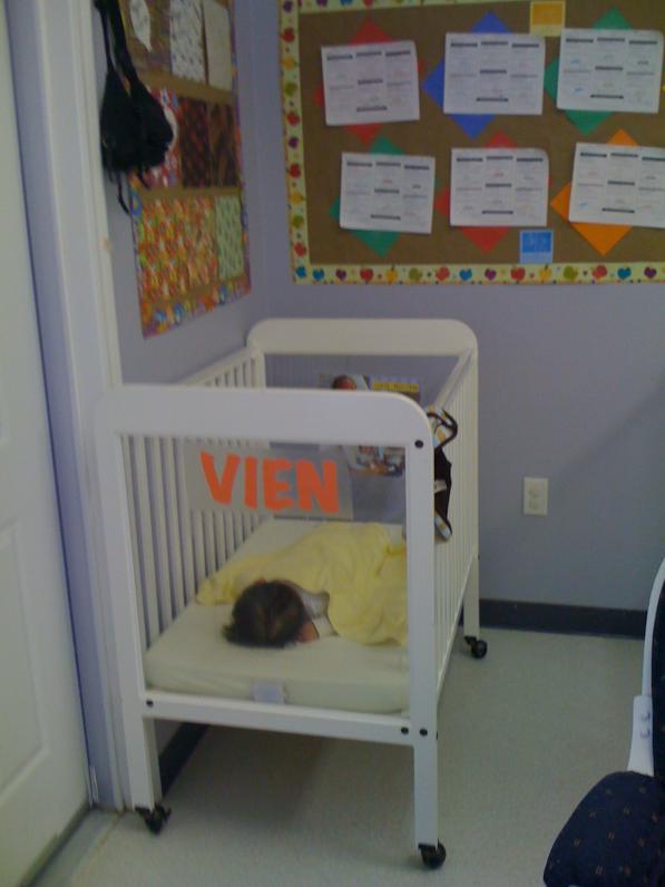 Nôi mới của con. Hình Ba Mẹ con mang theo từ trường cũ dán ở thành nôi dưới chân