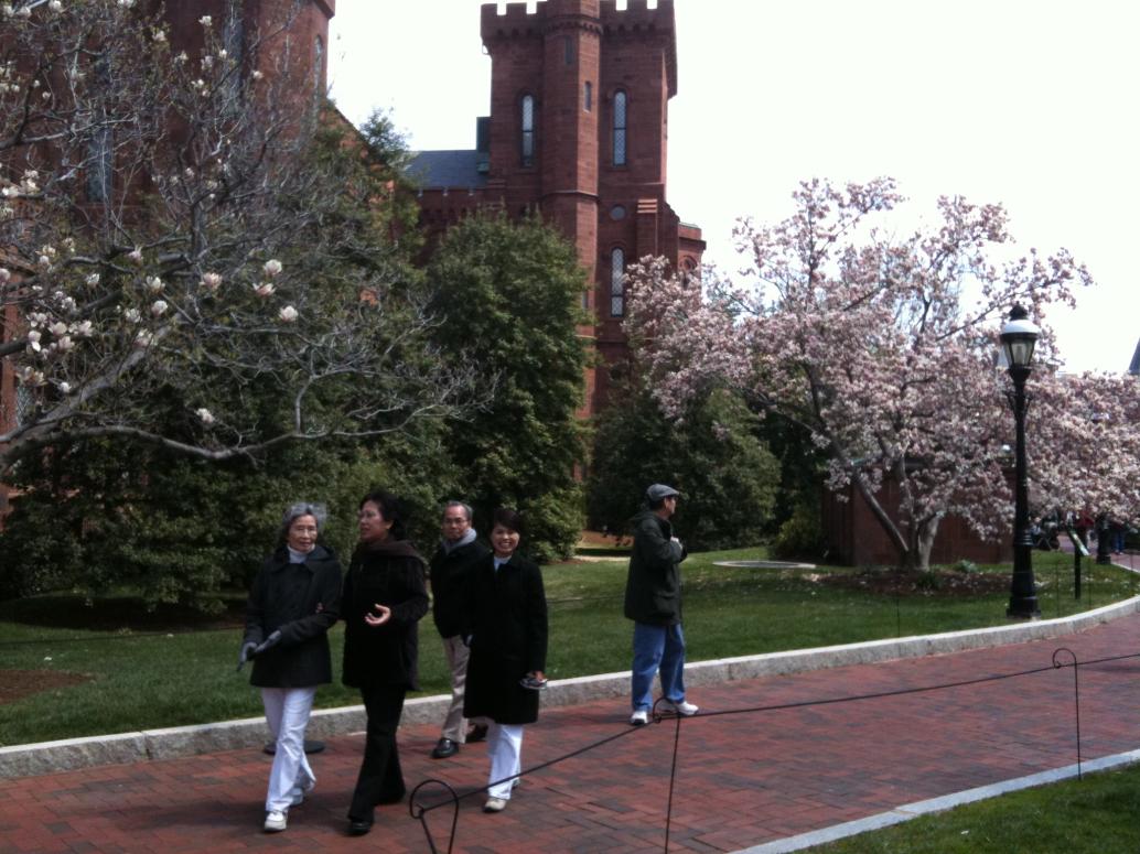 Đi coi hoa tiếp.  Hihi, ghé bảo tàng mà chỉ coi hoa ở ngoài thôi.  Ông Nội dòm ai vậy hen?