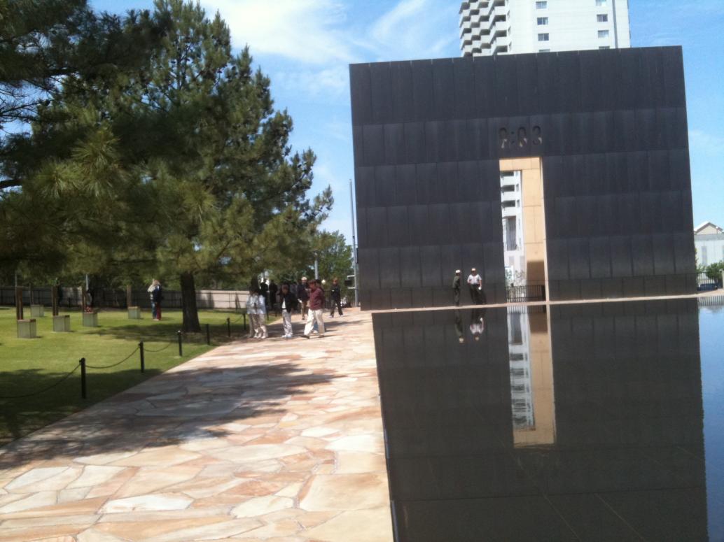 Ngày 5/15, mọi người đi tham quan chỗ bị bom năm 1995, Alfred Murrah Federal Building.