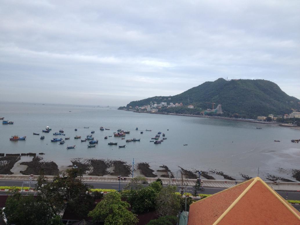 Má Ba lựa khách sạn Hoa Tiêu này nhìn ra eo biển thiệt đẹp.