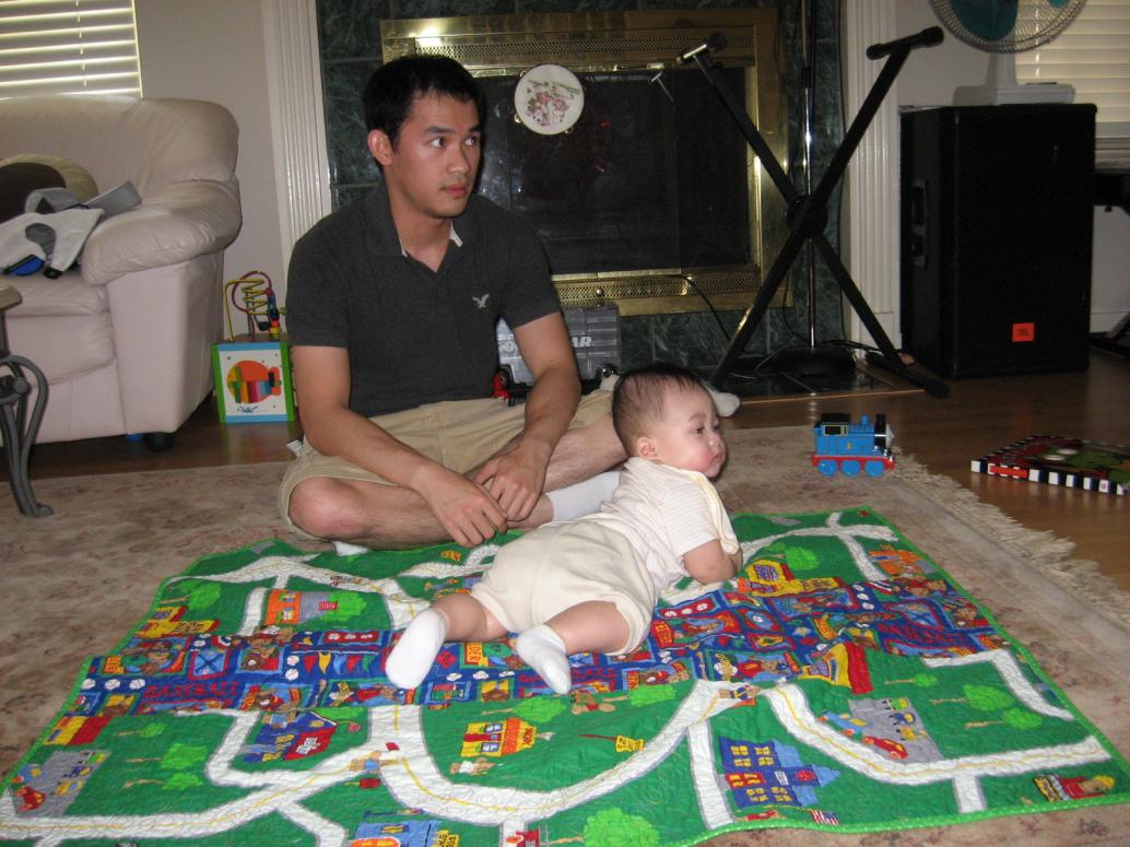 Chú Lâm giữ con để Ba Mẹ ăn