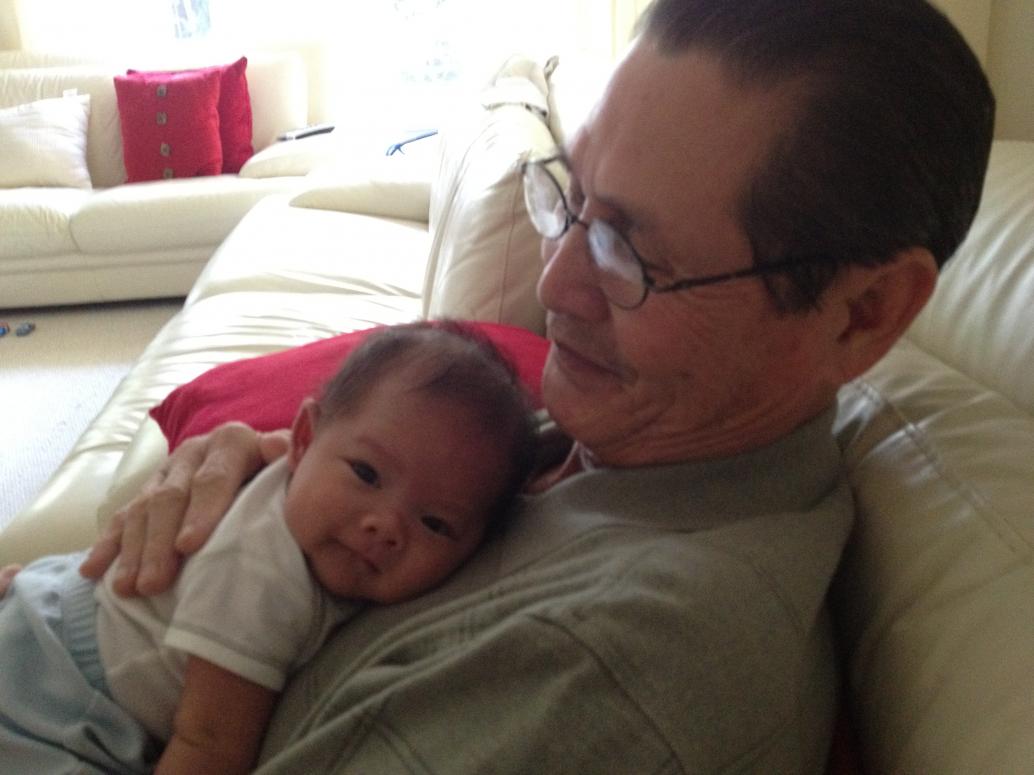 Em thì ngoan ngoãn cho ông Nội bồng... chút xíu.