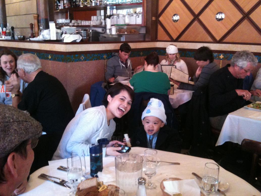 Trưa xe dừng ở tiệm ăn Ý cho mọi người ăn.