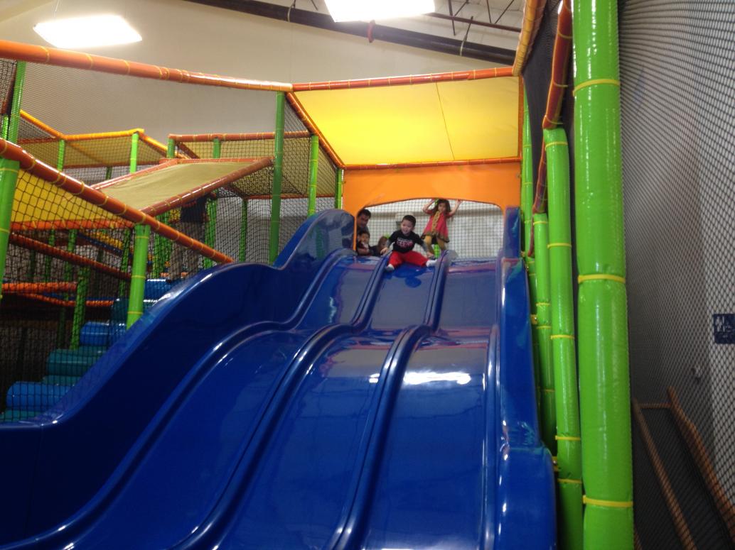 Anh Hai chơi cầu tuột