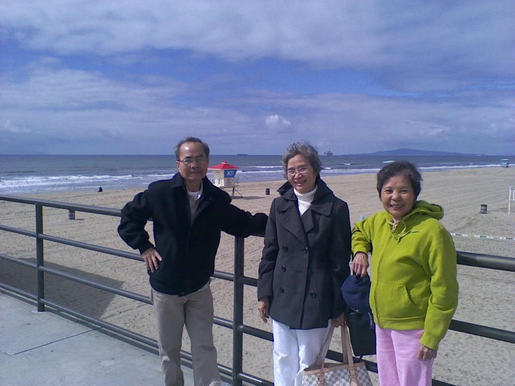 Đi biển Huntington với Bà Lễ và Ba.