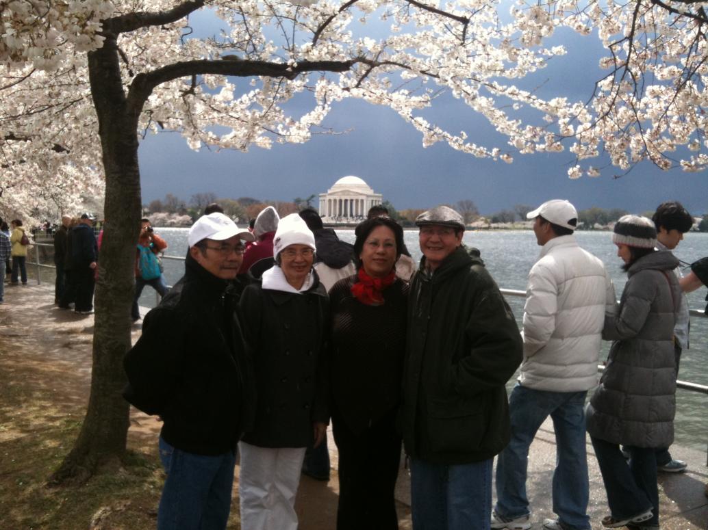 Anh đào đẹp quá nhưng đành thôi, nhăn răng thêm một lần nữa rồi về. Run quá rồi. Brrr...rrrr!!!