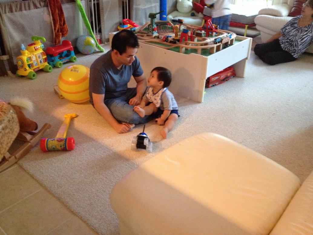 Cúc Ky chơi với Chú Lâm liền.