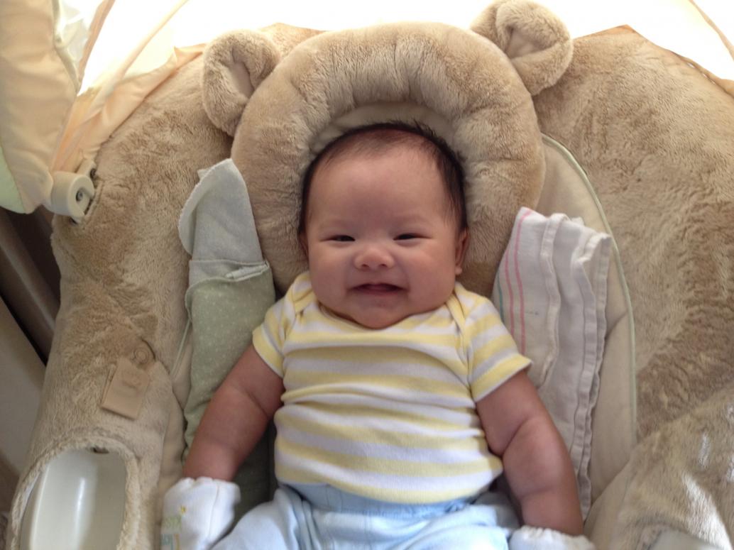 Em ngồi trong ghế giống con ngày xưa. 1 tháng rưỡi mà đầy cái ghế rồi.