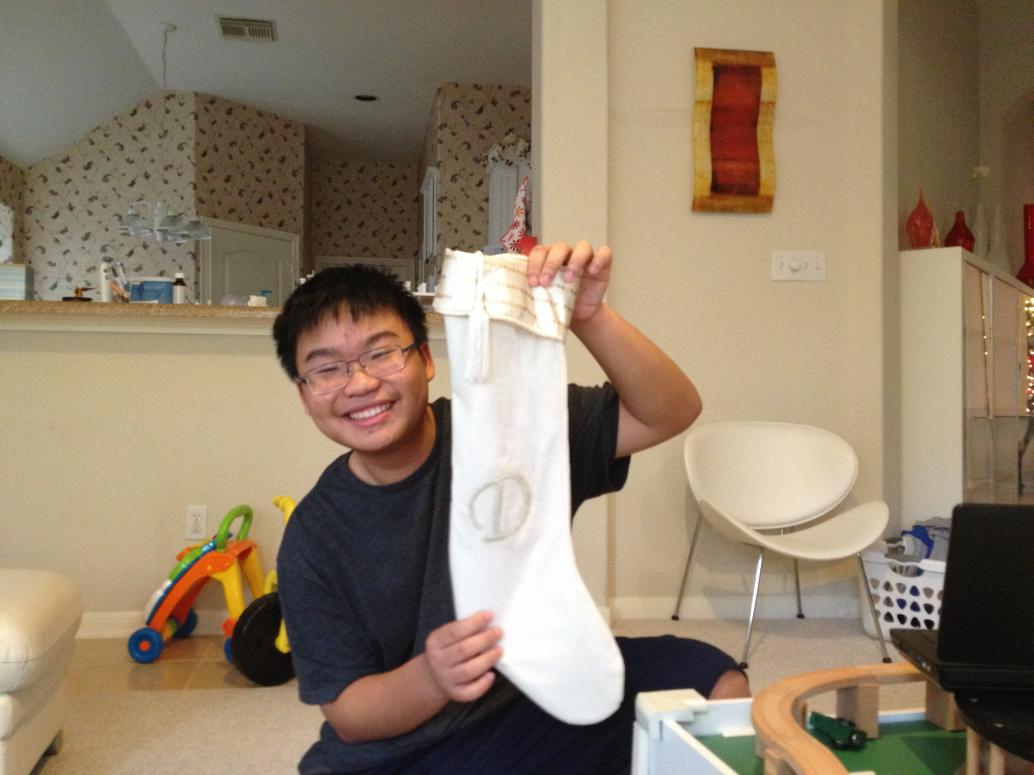 Anh Đăng thì ... không được thêm gì vì Út gói quà bự quá, không bỏ vô vớ vừa. Thôi mang chiếc vớ này tạm vậy.