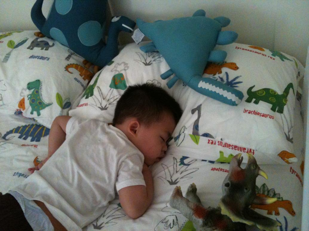 Con thiệt ngoan. Nằm nôi không leo ra, nằm giường cũng không leo xuống.