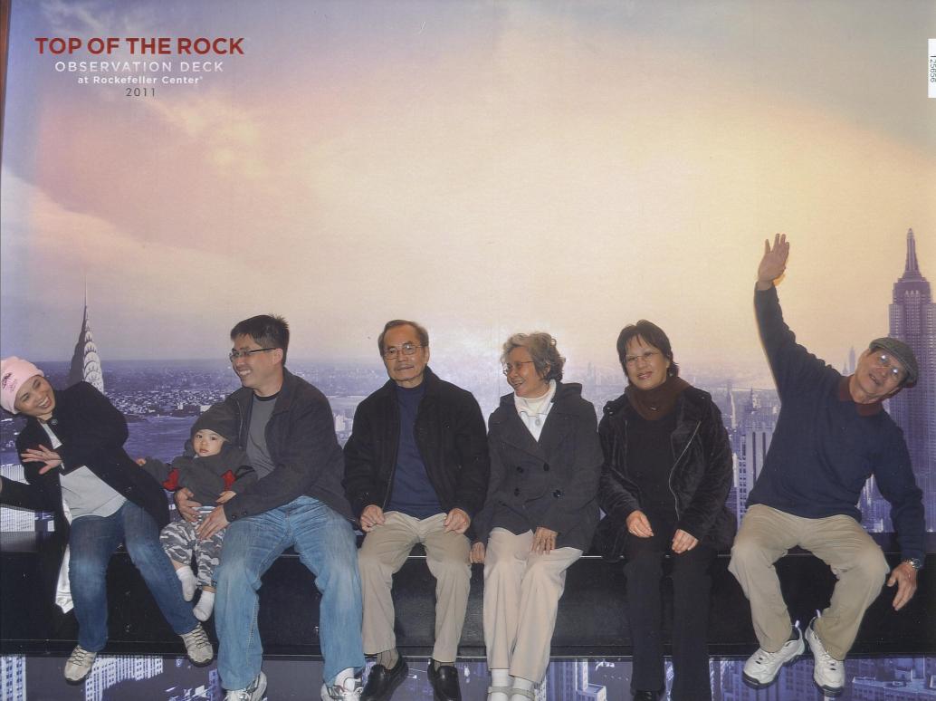 May mà chụp được tấm hình kỷ niệm, cả nhà ngồi giàn giáo giả bộ sắp té.