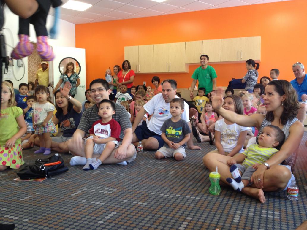 Lớp nhạc bị con chê là ồn quá nên Ba đăng ký cho con học lớp thể dục mỗi sáng thứ bảy.