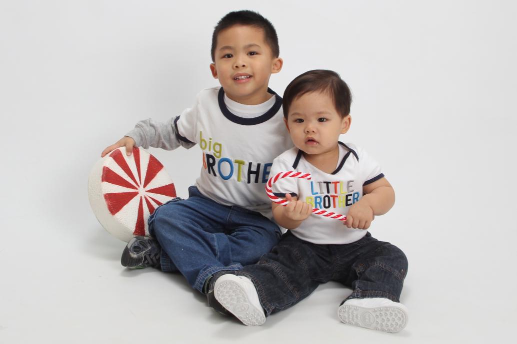 Em 18 tháng.  Anh Hai lớn lẹ lên nghen.