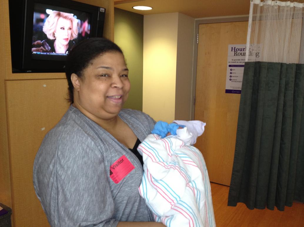 Cô Karen, bạn thân của Mẹ, thương hai đứa con nhất. Không ngày nào Karen không hỏi về hai đứa.