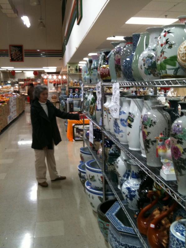 Ngoại thì ngắm bình bông như thường lệ.  Ngắm thôi, hổng mua.