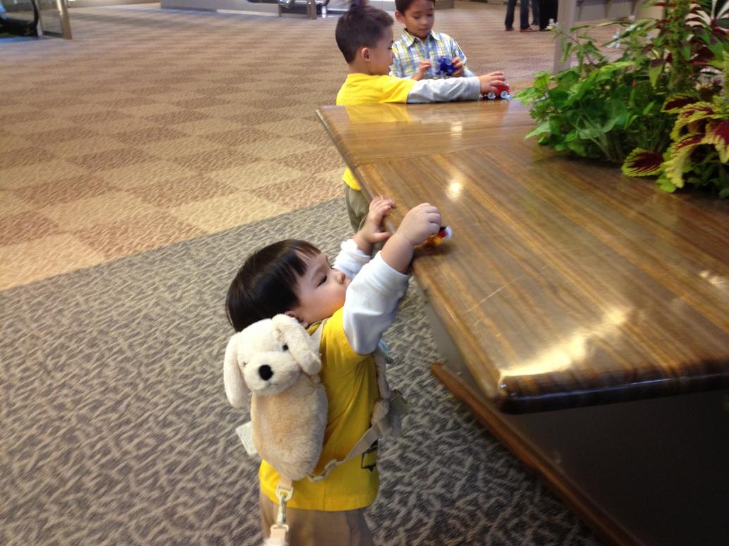 Tới sân bay Narita ở Nhật rồi. Trong lúc chờ bay từ Nhật về Sài Gòn, Cúc Cu có bạn mới ngay.