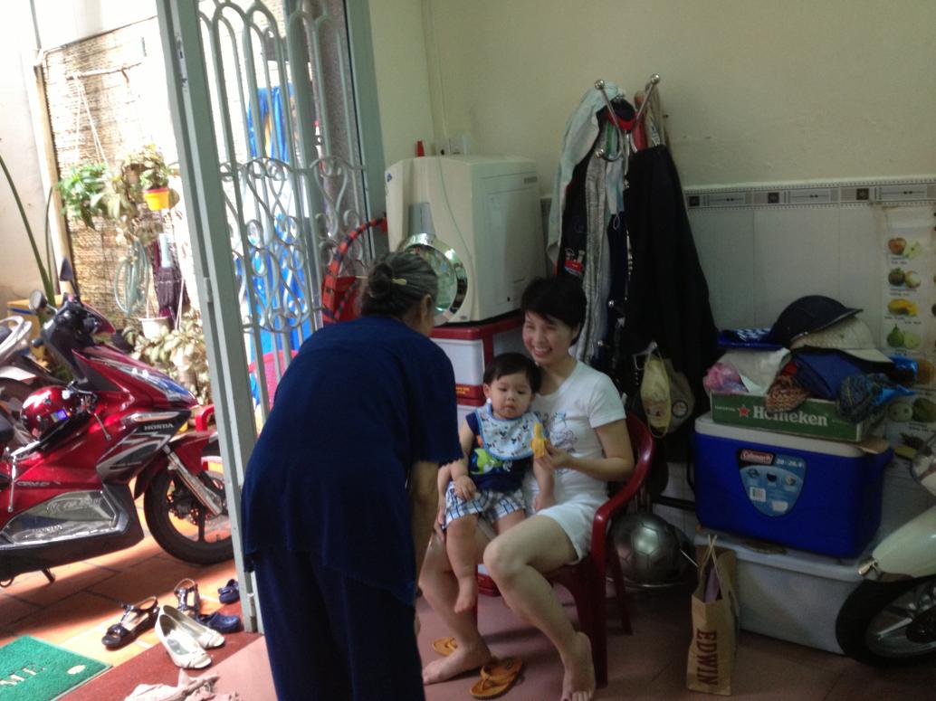 Cúc Ky ít ra ngoài vì sợ nóng nhưng cũng có tới thăm nhà Bà Dì Lộc.