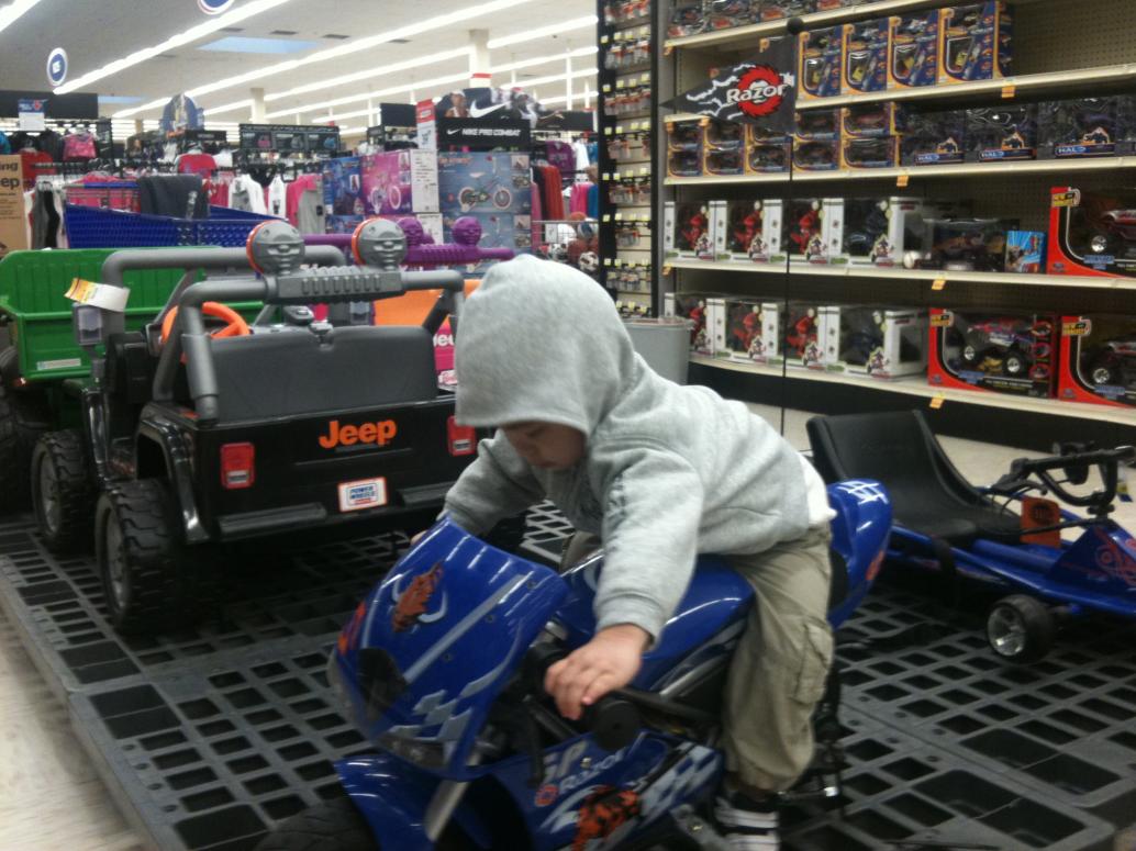 Tháng 12/2011 nhà mình đi mua đồ chuẩn bị cho chuyến đi cruise (du lịch trên biển) đầu tiên. Con thì mê mấy chiếc xe thôi.