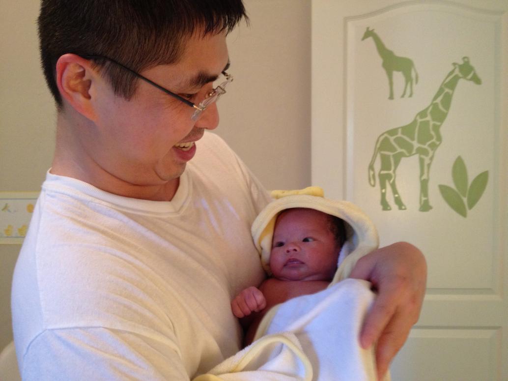 Em cũng thích đi tắm như con, không khóc chút nào.