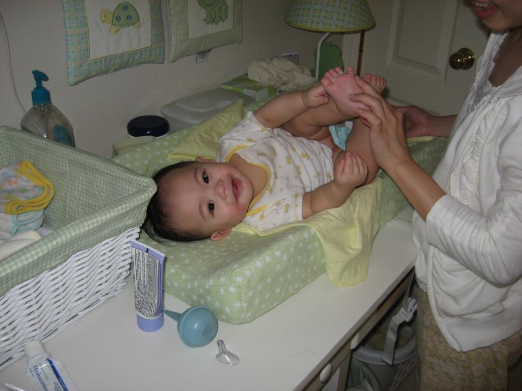 ...vẩn không mắc cỡ khi thay tã