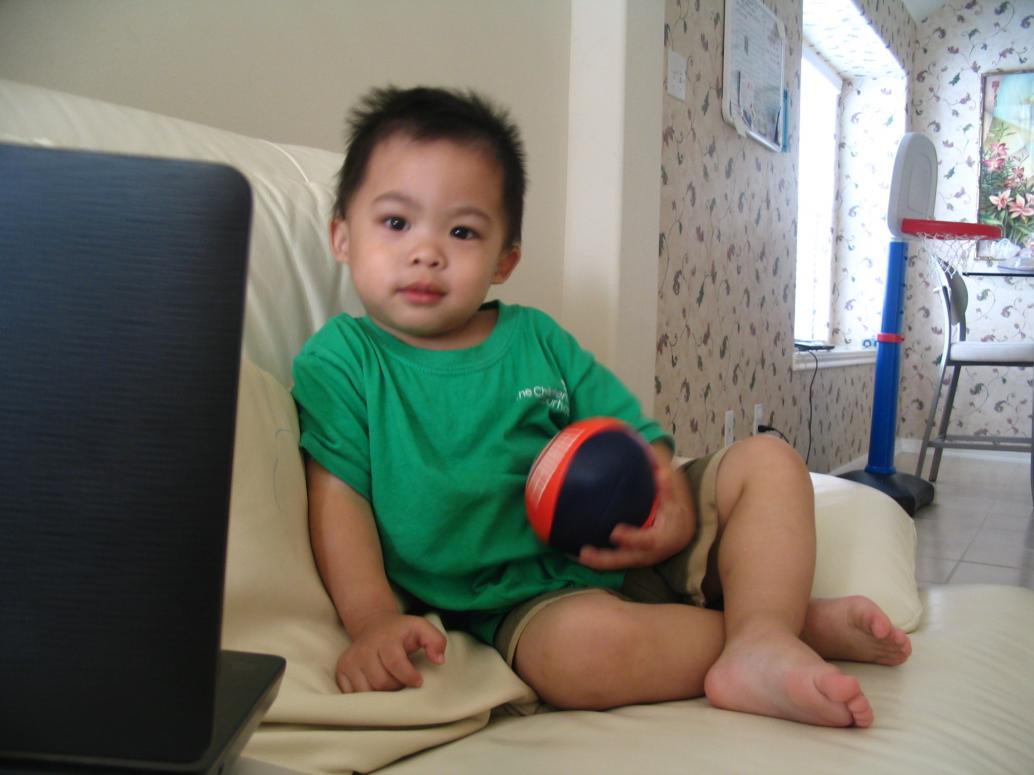 Chú Lâm còn cho con trái banh.  Con ôm trái banh không rời.