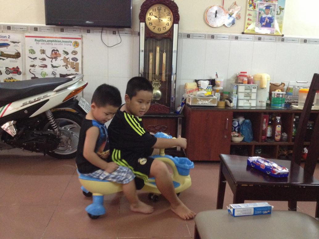 Cúc Cu chơi với Bo, con chị Oanh. Rồi còn nhiều chỗ đi chơi nữa...