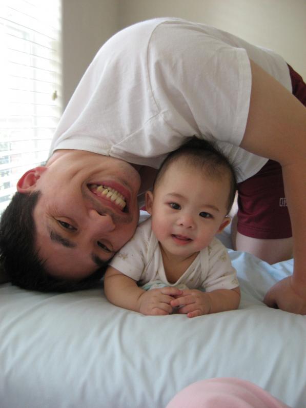 Con thích chơi với Ba lắm. Chơi cả tiếng đồng hồ không chán