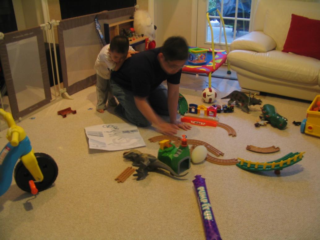 Chưa mở quà con đã nói, I got a train, I got a train. Không biết sao con biết nữa...