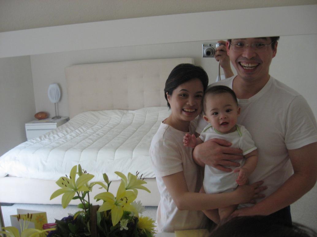 Ba đứa mình chụp hình kỷ niệm con biết bò và ngồi cùng lúc ha con