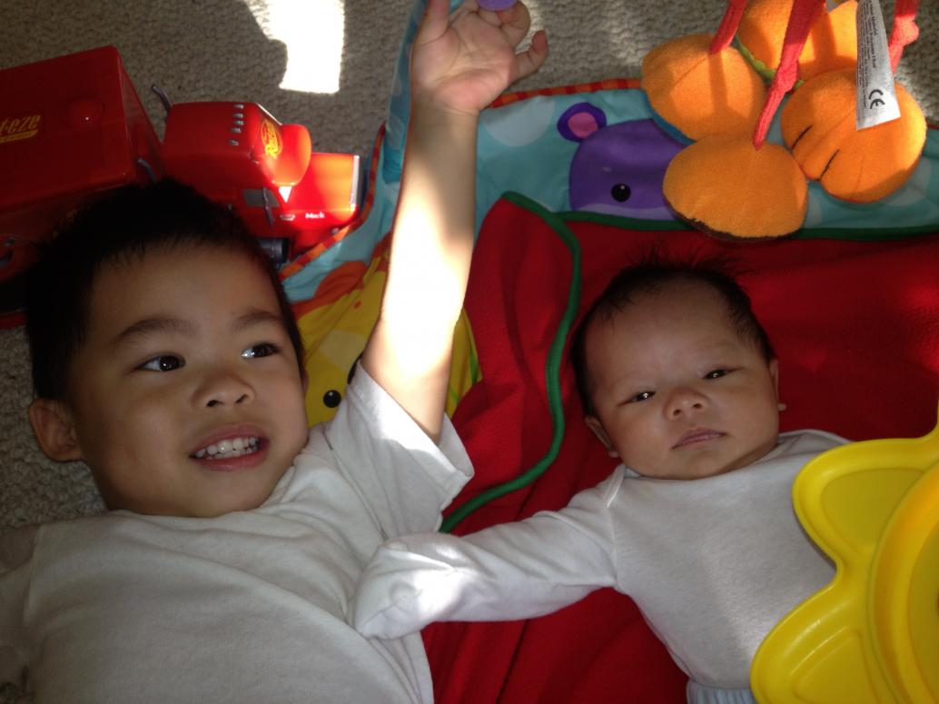 Thấy em nằm chơi là nhào tới nằm kế bên.