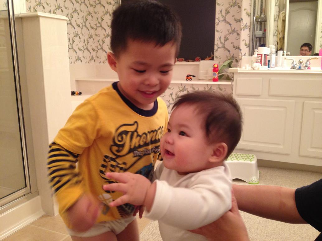 Khi nào chọc em cười con thích lắm.