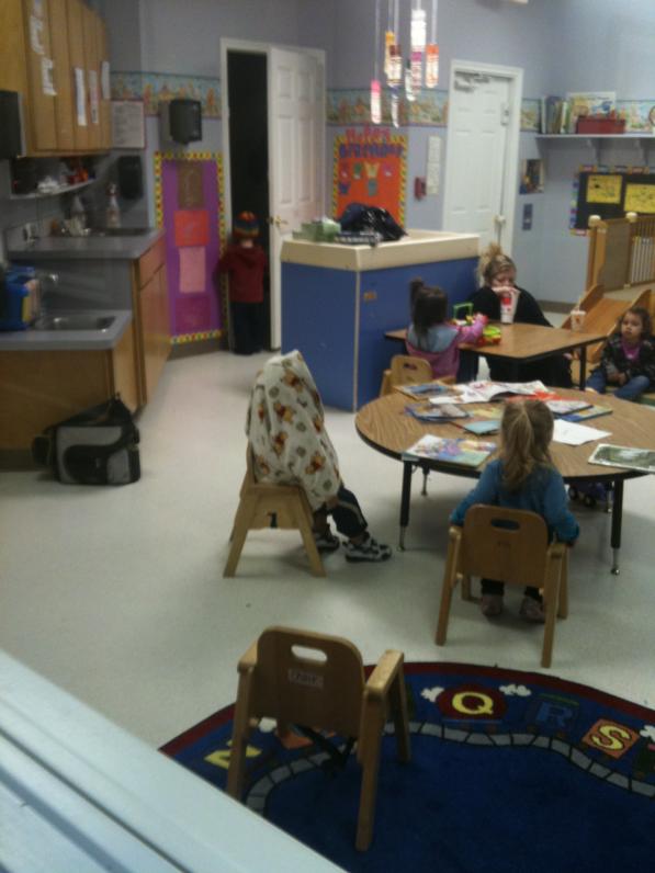 ...Gần 3  tuổi mà sáng nào vô lớp cũng còn đờ đẫn vì buồn ngủ. Đố biết con ngồi đâu?