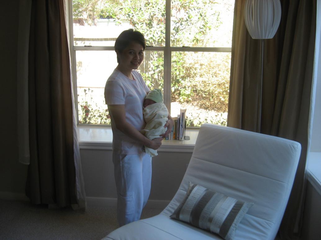 1 tuần tuổi thì rụng rún.  2 tuần tuổi thì chụp hình lần đầu với Mẹ, nhỏ xíu xiu xiu...