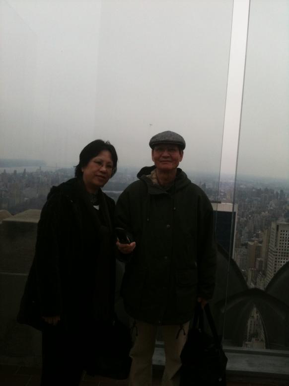 Cuối ngày là đi Rockefeller Center. Sau hơn nửa tiếng xếp hàng rồng rắn, kiểm tra an ninh, lên 70 tầng lầu, tới nóc được 1 phút thì trời đổ mưa.