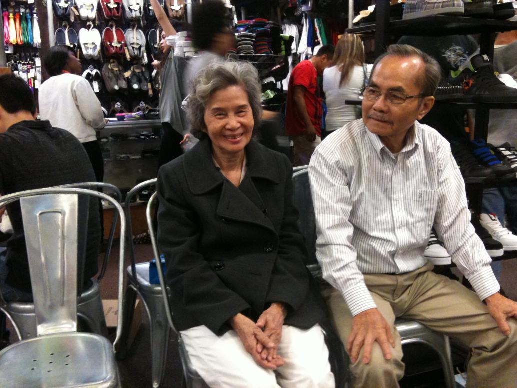 ...để Ngoại lựa giày êm êm...