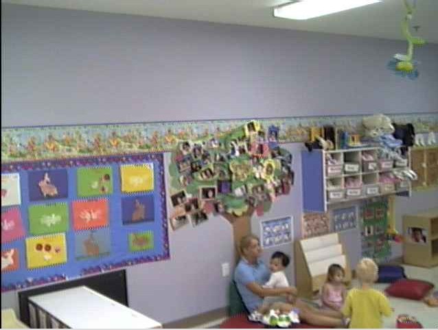 7:20 sáng con tới trường còn buồn ngủ nên cô giáo phải ôm một chút