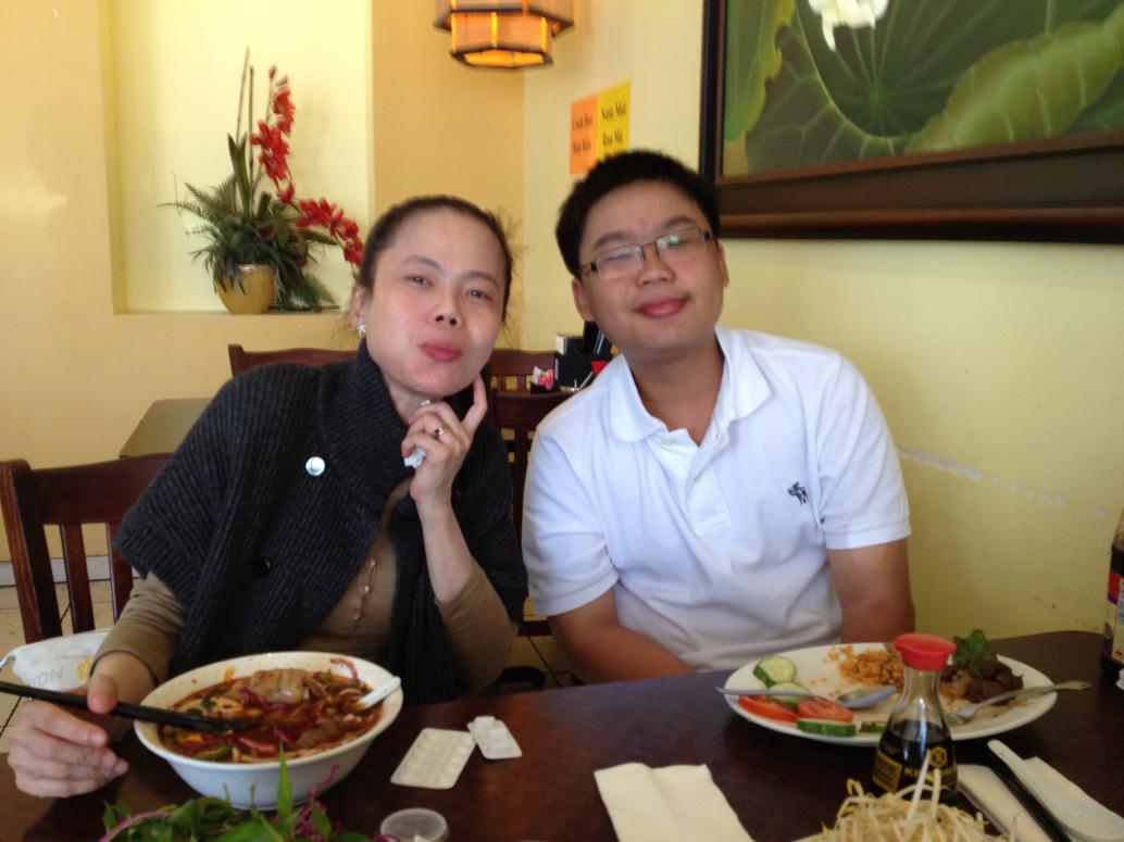 Ngày 8/2/2012 em Cúc Ky được 1 tháng 3 tuần thì Má Tư dẫn anh Đăng từ VN qua học. Hình này chụp lúc mới xuống phi trường.