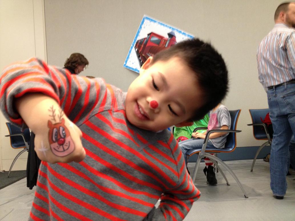 Rồi tới màn vẽ mặt, vẽ tay.