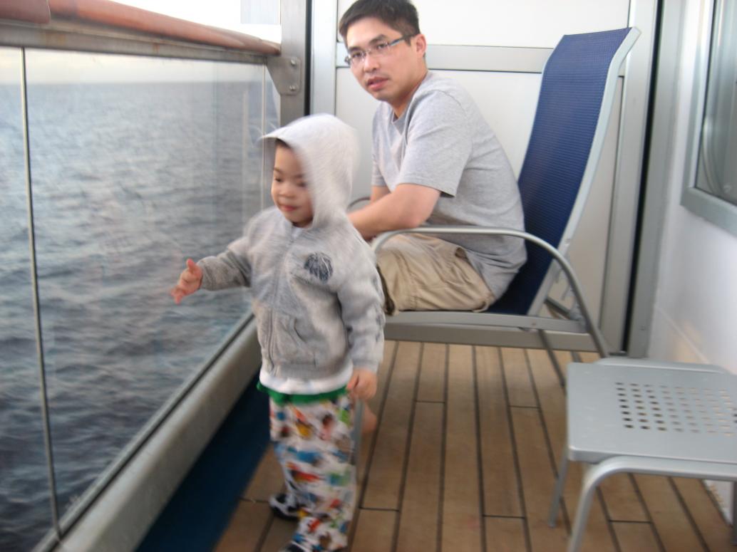 Con thì tò mò nhìn mọi thứ và nói liên tục.