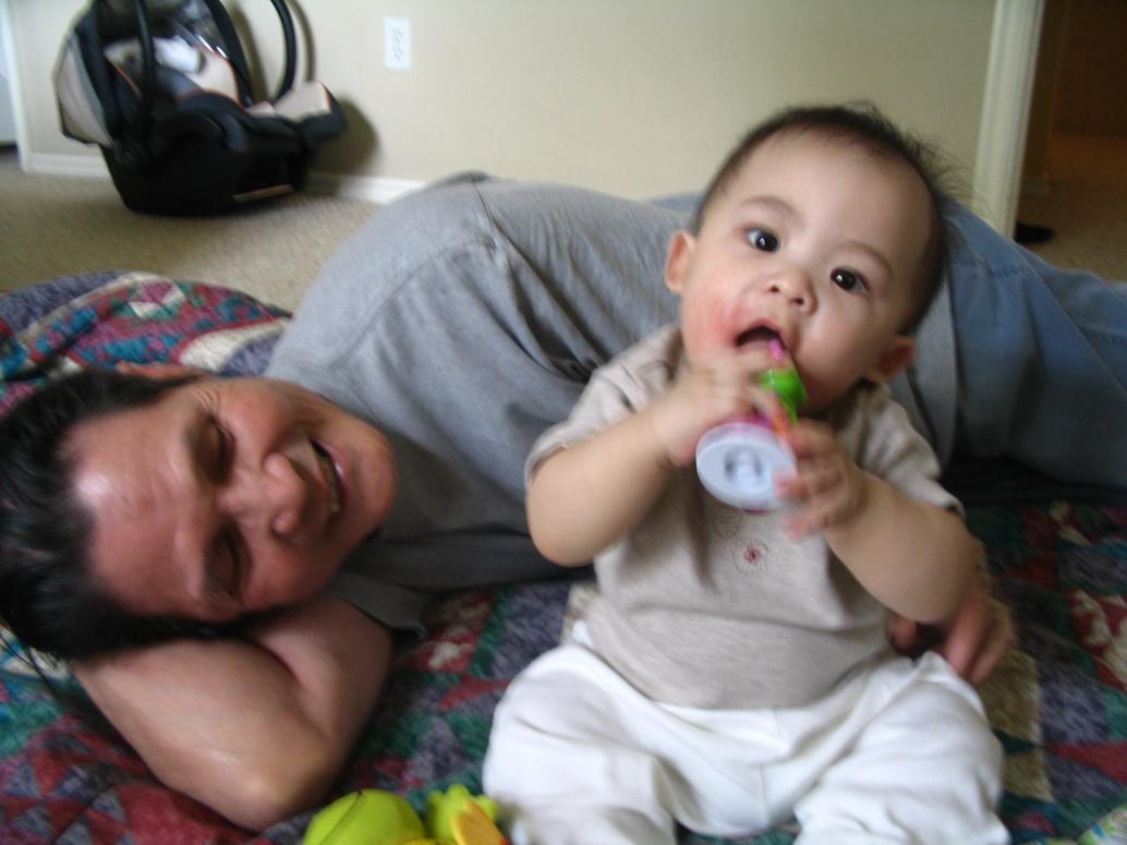 Con thích cái đồ chơi này dể gặm nên đi đâu cũng mang theo