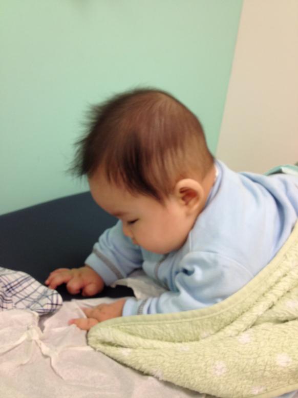 Tới văn phòng bác sĩ rồi đây. Em nặng 21lbs (9.5 kg), dài 23in (54.8cm).