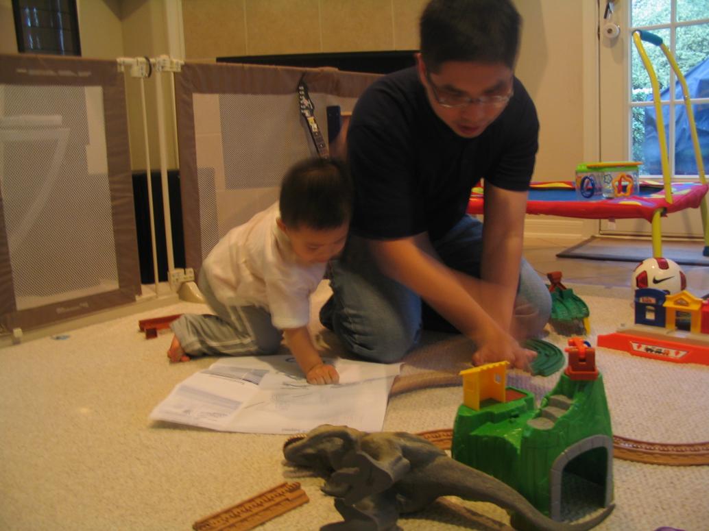 Con phụ Ba ráp xe lửa.  Ba nhớ coi chỉ dẫn chỗ này nè Ba.