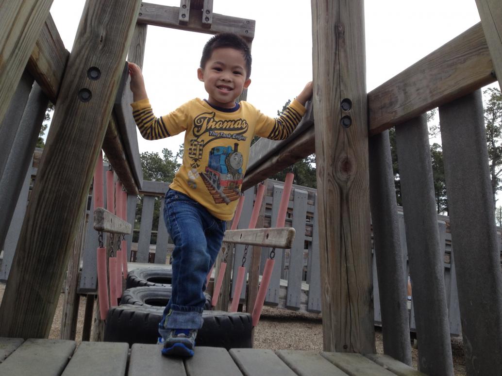 Hai chạy lung tung.