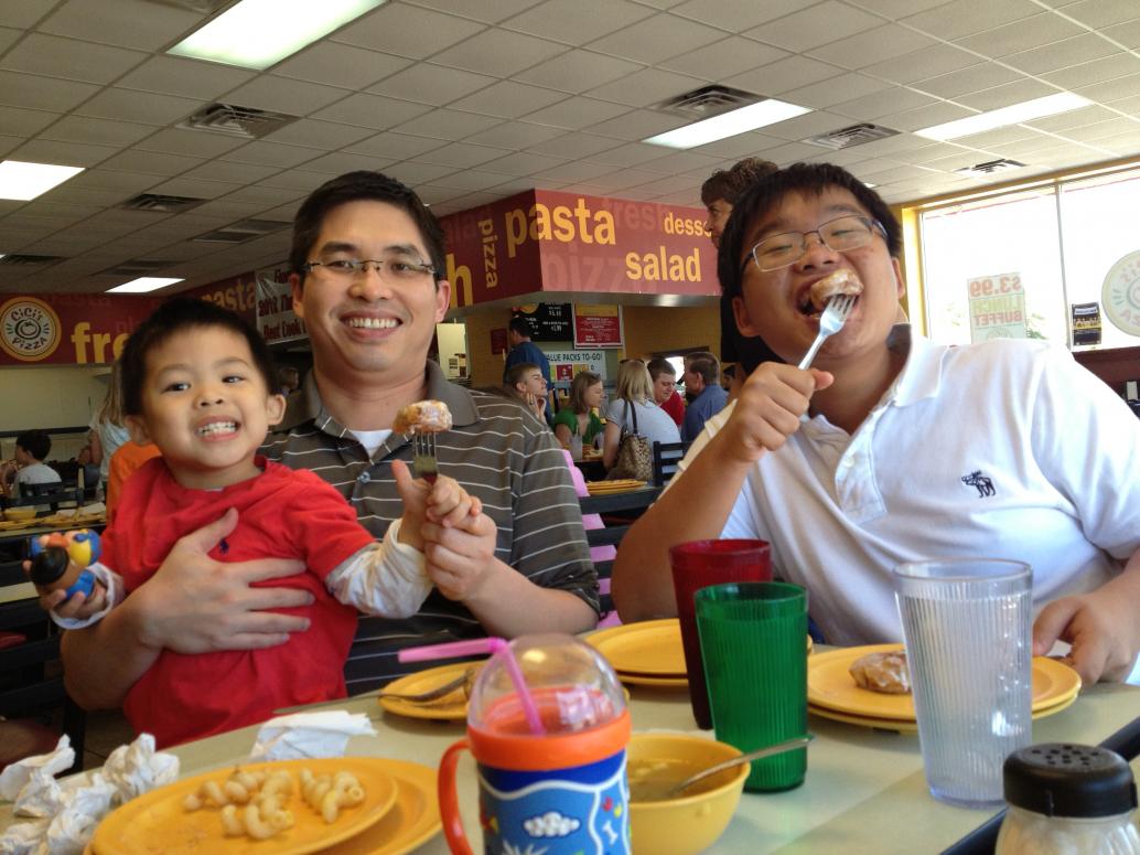 Tiệm này có món cinnamon rolls, anh Đăng ăn lần đầu tiên mà khen quá. Vậy là Ba và con có thêm người ăn chung món này.