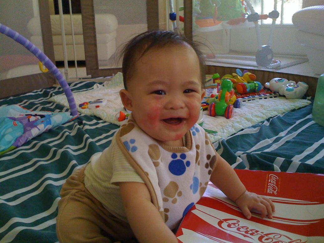 Con chẳng la lối gì mà còn ngồi trong đó chơi một mình thiệt ngoan. Có khi tới hai tiếng đồng hồ...